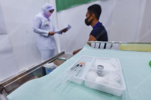 PETUGAS HADAPAN TERIMA VAKSIN DI BULAN RAMADAN