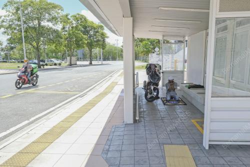 PENGHANTAR MAKANAN SOLAT DI HENTIAN BAS
