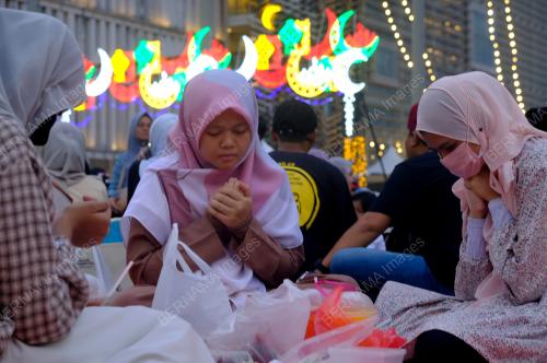 BERBUKA PUASA DI LAMAN IFTAR