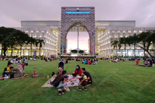BERBUKA DI DATARAN PUTRAJAYA