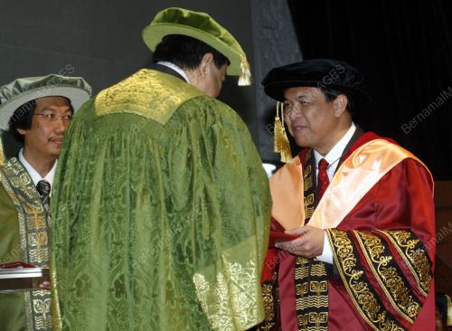 SULTAN SHARAFUDDIN IDRIS SHAH