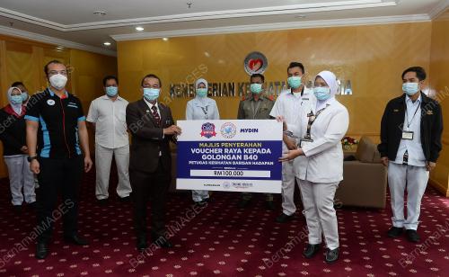 PENYERAHAN BAUCER PRIHATIN KEPADA GOLONGAN B40 KKM
