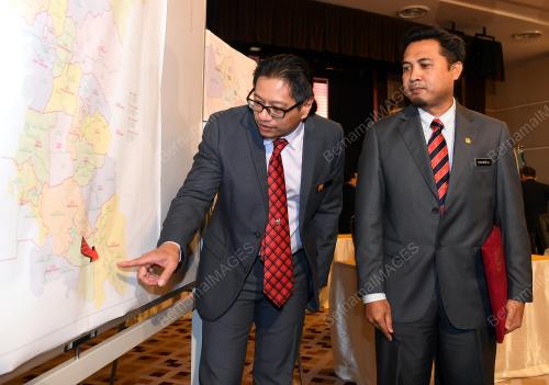 DR AZMI SHAROM