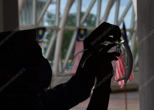 PEMAKAIAN PELINDUNG MUKA