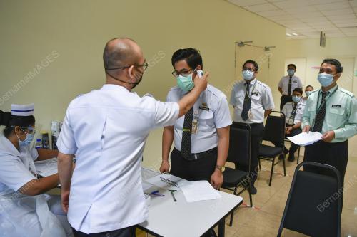 PETUGAS BARISAN HADAPAN TERIMA VAKSIN