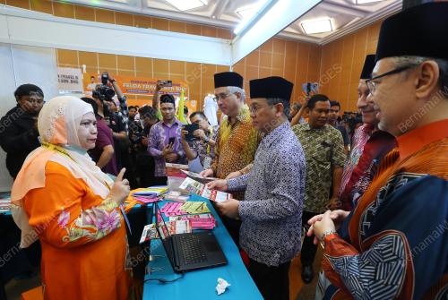 SENATOR DATUK DR MOHD NA'IM MOKHTAR