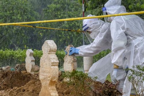 PENGGALI KUBUR URUS PENGKEBUMIAN JENAZAH COVID-19