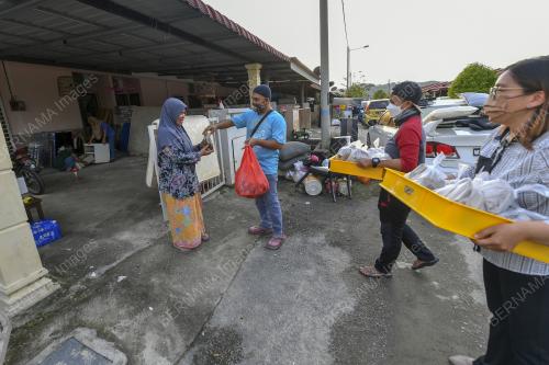INFAQ CAKOI KEPADA MANGSA BANJIR DENGKIL