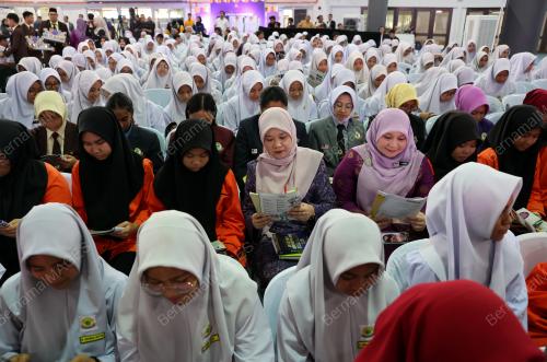 FADHLINA SIDEK