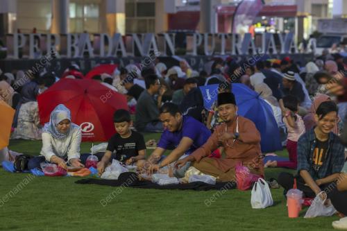 BERBUKA PUASA DI DATARAN PUTRAJAYA