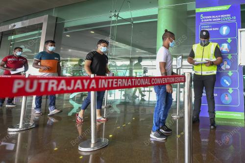 WARGA INDUSTRI TERIMA SINTIKAN VAKSIN DI PPVIN, PICC