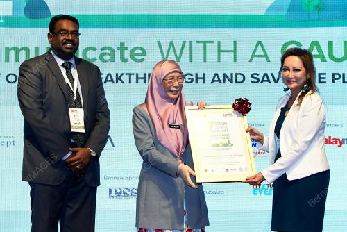 DATUK SERI DR WAN AZIZAH WAN ISMAIL