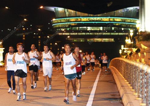 PESERTA LARIAN PUTRAJAYA NIGHT MARATHON