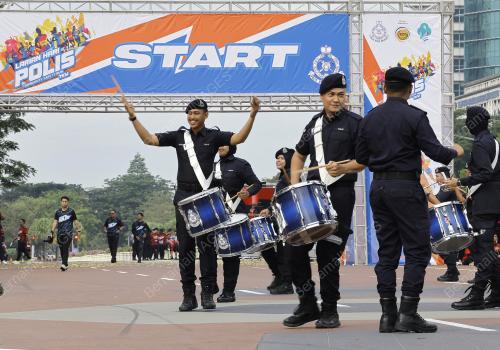 LARIAN HARI POLIS