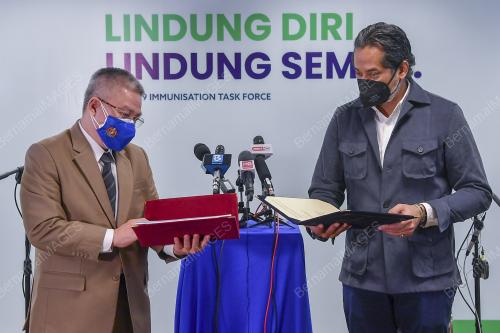 DATUK SERI DR ADHAM BABA & KHAIRY JAMALUDDIN