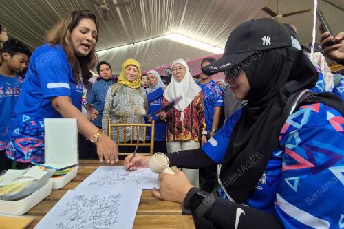 DATUK SERI DR WAN AZIZAH WAN ISMAIL