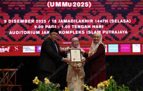 DATUK SERI DR WAN AZIZAH WAN ISMAIL