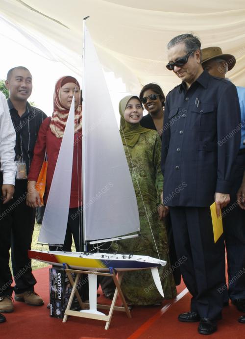 DR MAHATHIR MOHAMAD