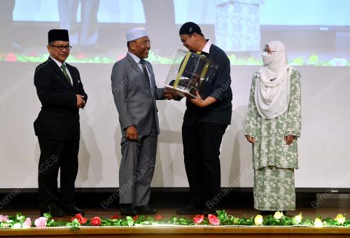 DATUK IDRIS AHMAD