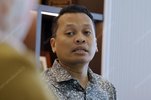 NIK NAZMI NIK AHMAD