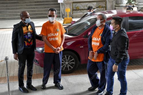 DUA INDIVIDU BERGELAR DATUK DIREMAN