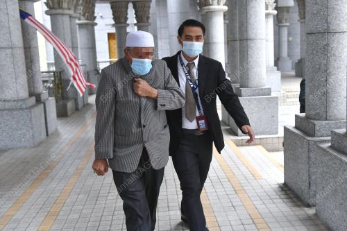 TIGA INDIVIDU TERMASUK DATUK DIREMAN