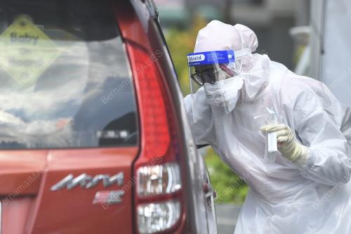PETUGAS KESIHATAN MENGAMBIL UJIAN SARINGAN
