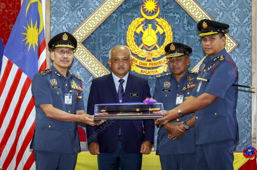 DATUK M NOOR AZMAN
