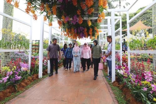 DATUK SERI DR WAN AZIZAH WAN ISMAIL