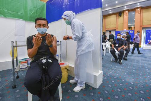 PETUGAS HADAPAN TERIMA VAKSIN DI BULAN RAMADAN