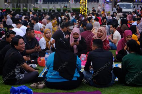 BERBUKA PUASA DI LAMAN IFTAR