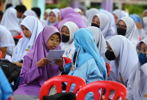 HARI PERTAMA PEPERIKSAAN SPM