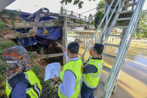 JAMBATAN LALUAN KE DENGKIL RUNTUH