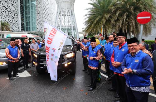 SENATOR DATUK DR MOHD NA'IM MOKHTAR