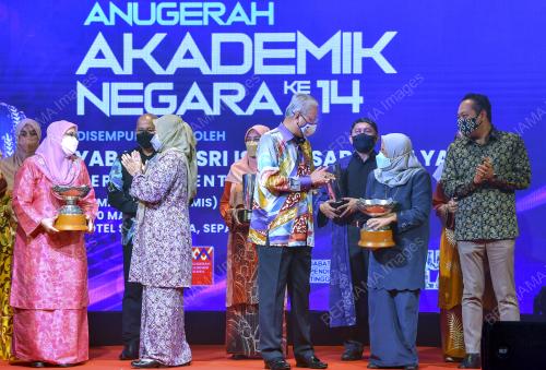DATUK SERI ISMAIL SABRI YAAKOB