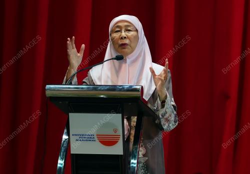 DATUK SERI DR WAN AZIZAH WAN ISMAIL