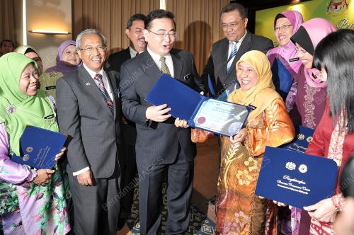 DATUK DR WEE KA SIONG