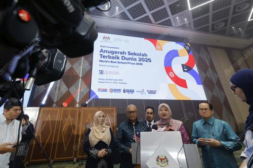FADHLINA SIDEK