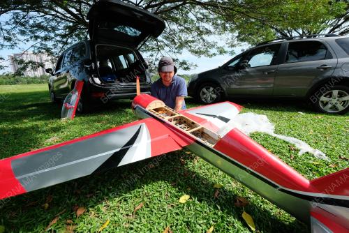 KAPAL TERBANG KAWALAN JAUH