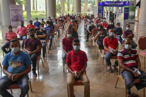 WARGA INDUSTRI TERIMA SINTIKAN VAKSIN DI PPVIN, PICC