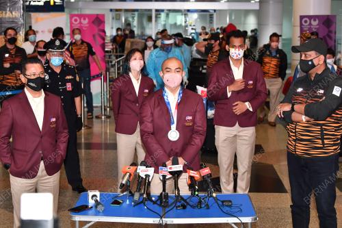 DATUK AZIZULHASNI AWANG