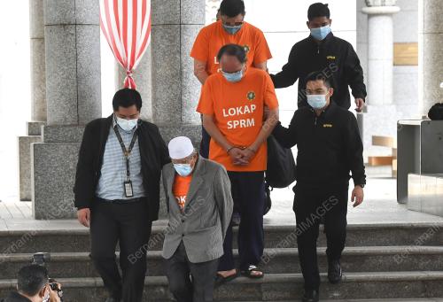 TIGA INDIVIDU TERMASUK DATUK DIREMAN