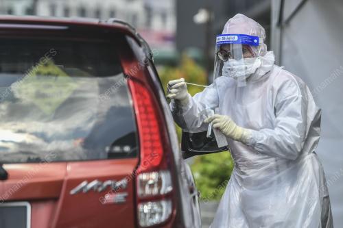 PETUGAS KESIHATAN MENGAMBIL UJIAN SARINGAN