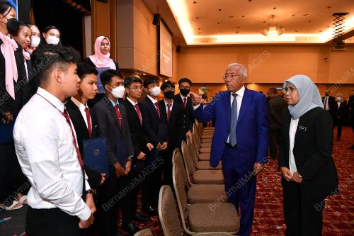 DATUK SERI MAHDZIR KHALID