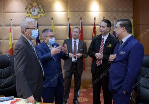 DATUK SERI ISMAIL SABRI YAAKOB