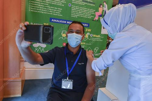 PETUGAS HADAPAN TERIMA VAKSIN DI BULAN RAMADAN