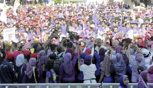 PTJ07_17032013_PURPLE_WALK