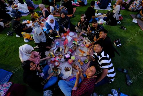 BERBUKA PUASA DI LAMAN IFTAR