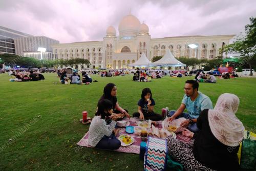 BERBUKA DI DATARAN PUTRAJAYA