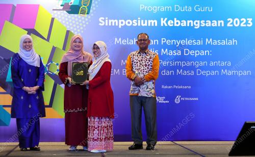 FADHLINA SIDEK